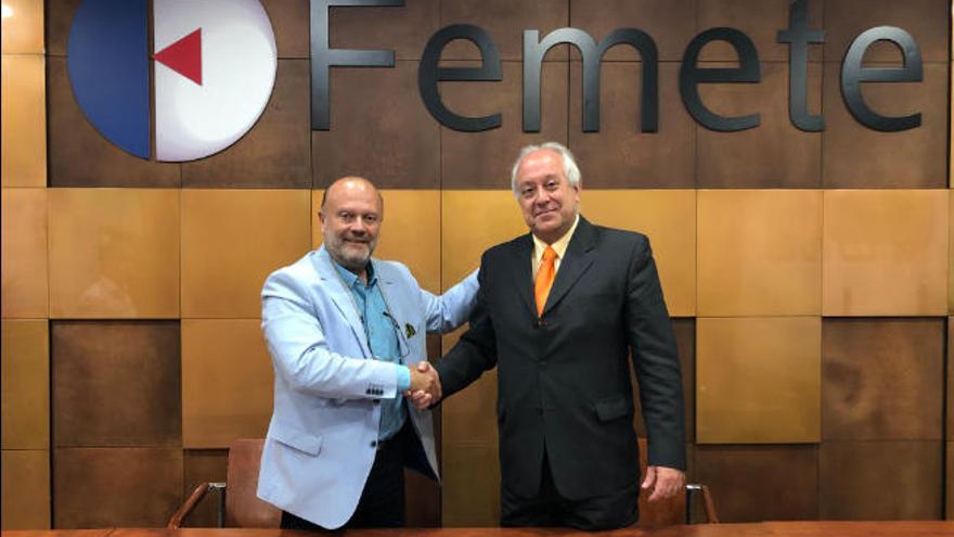 Julián Iglesias (izquierda) y Alberto Villalobos, durante la firma del convenio.