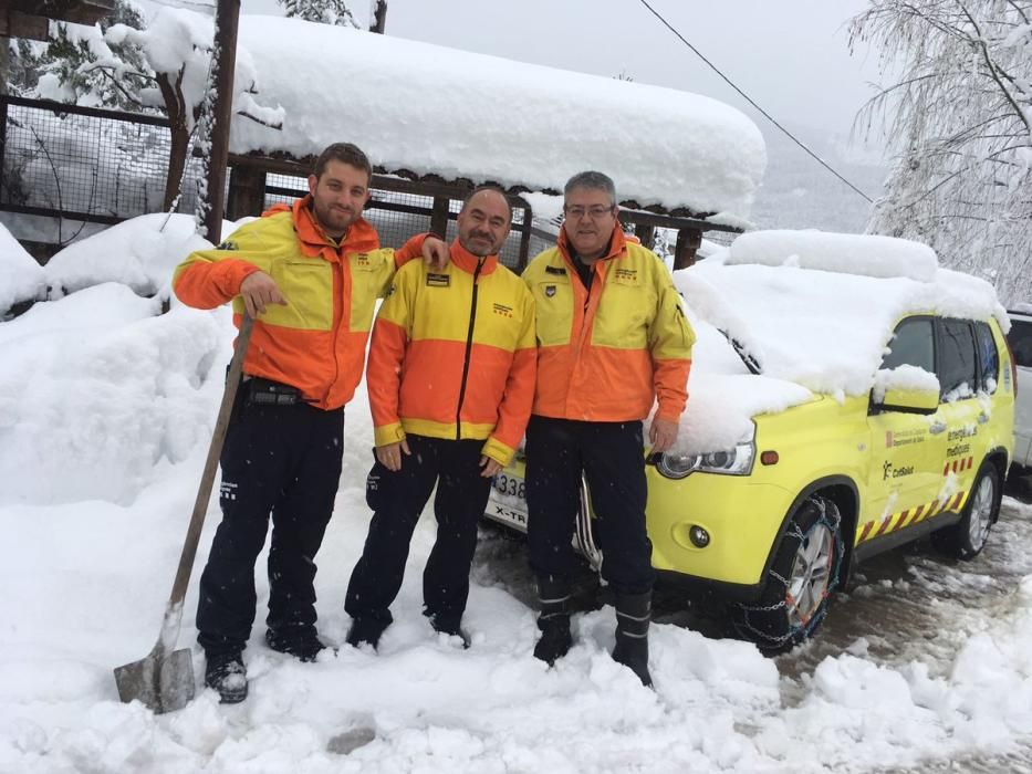 Assistència a un grup de nens atrapats en una casa de colònies de Saldes