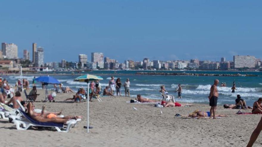 Bañistas en la playa del Postiguet a finales de octubre