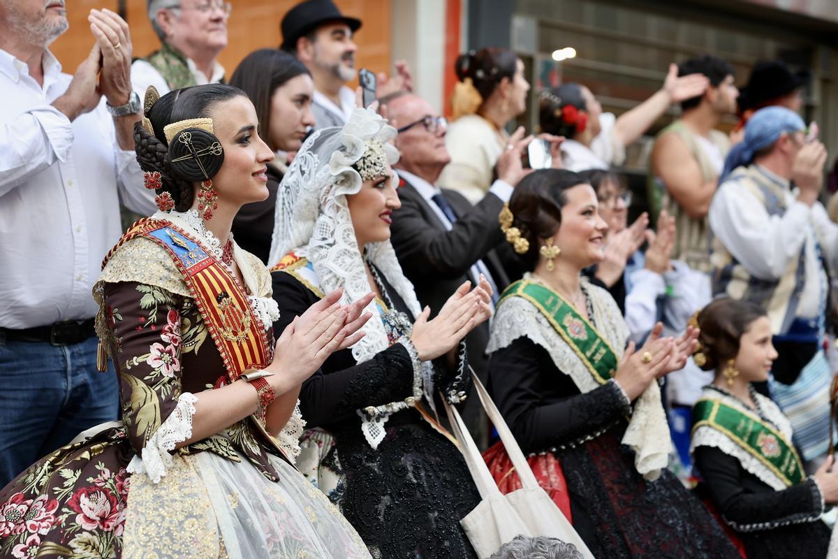 Carmen y Marta disfrutan de un desfile que alimenta: el Bando de la Huerta