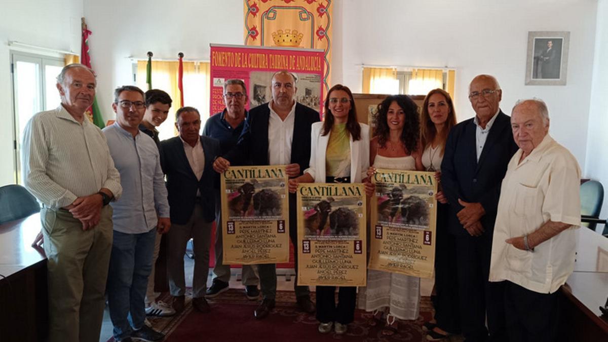 La alcaldesa de Cantillana, Rocío Campos, en la presentación del cartel del XXX ciclo de Novilladas sin picadores de Cantillana.