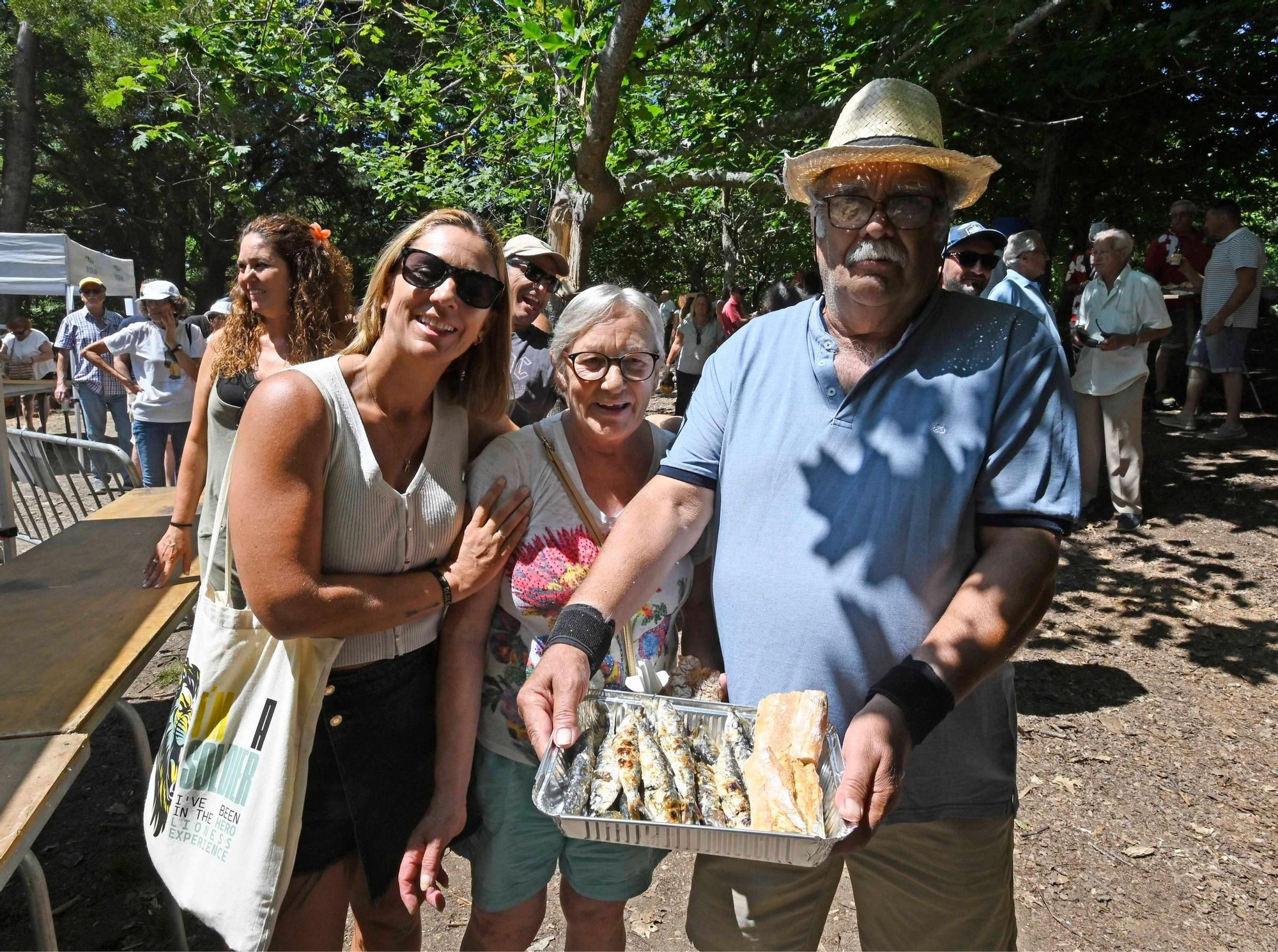 Monteferro saluda al verano con una 'sardiñada'