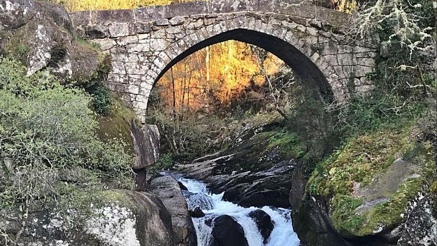 Ponte medieval sobre o río Almofrei.   | // FDV