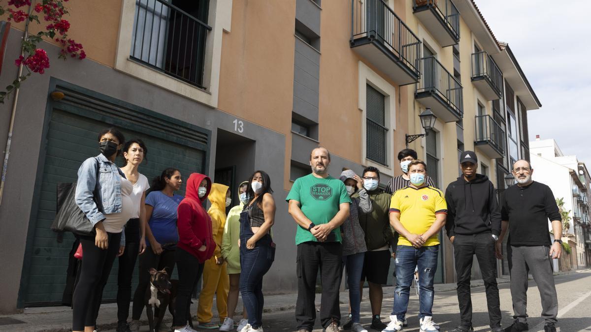 Los afectados por el desahucio posan frente a la finca propiedad de la Sareb. / MIGUEL ÁNGEL MONTESINOS