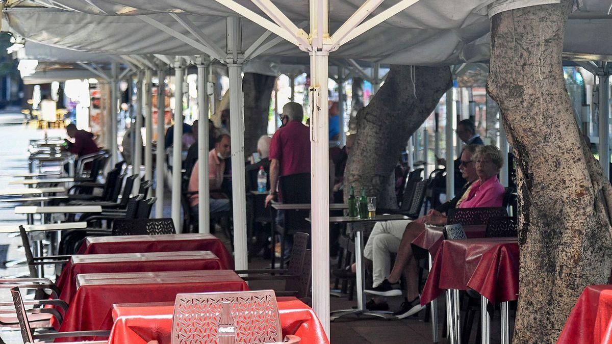 A terrace on the Paseo de Las Canteras. A terrace on the Paseo de Las Canteras.
