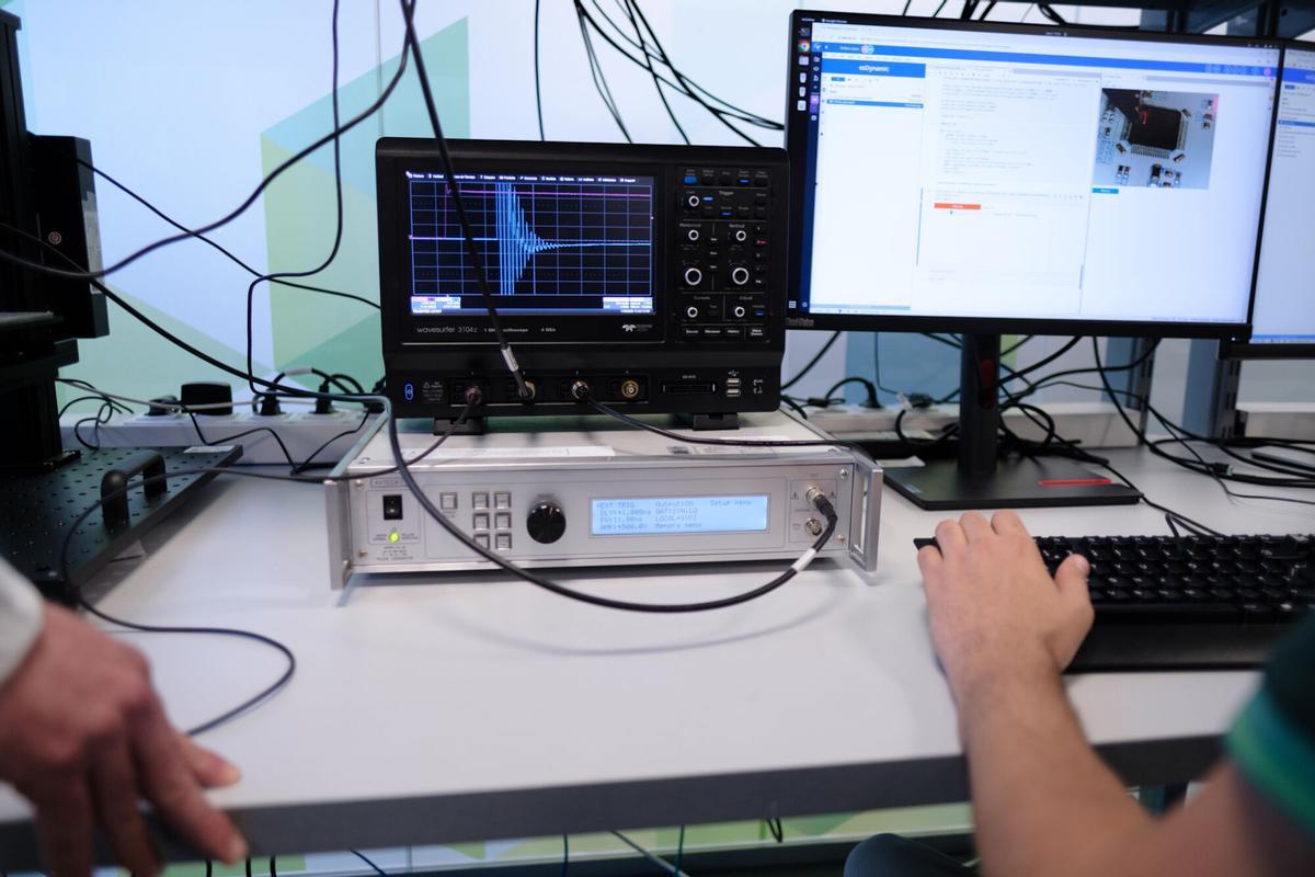 05-11-25 Málaga, parque tecnológico. El consejero de industria, energía y minas de la junta de Andalucía y el presidente de la agencia digital de Andalucía Jorge Paradela inaugura el laboratorio de ciber seguridad DEKRA JUNTO AL DIRECTOR GERENTE DE LA AGENCIA DIGITAL DE ANDALUCÍA RAUL JIMÉNEZ. (FOTOGRAFÍA: GREGORIO MARRERO)
