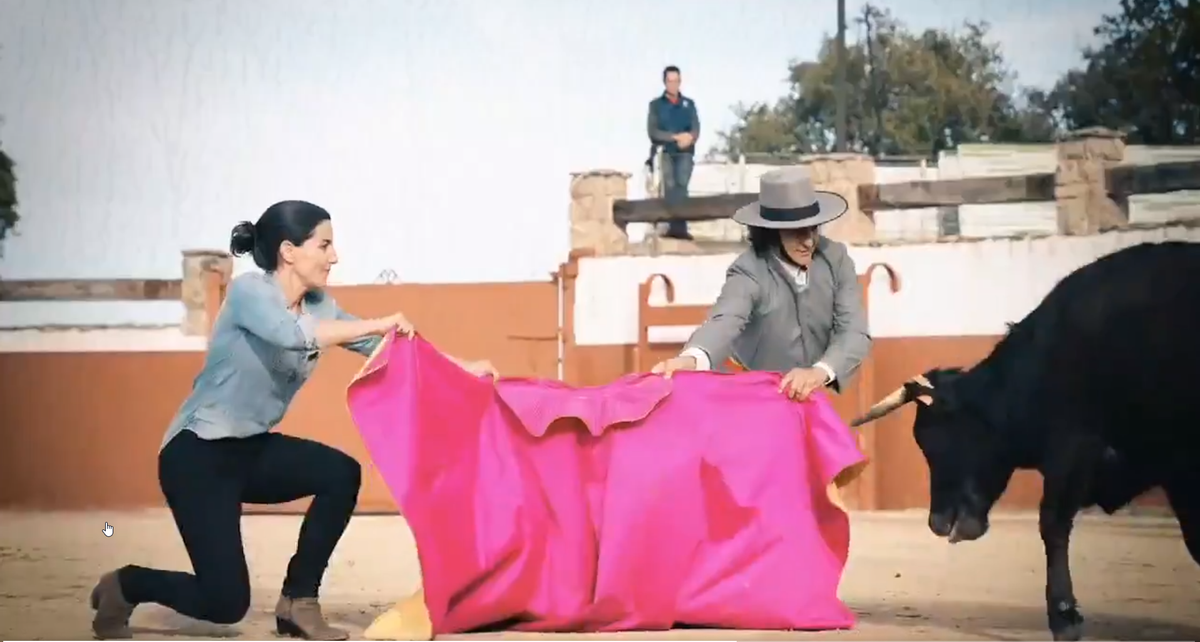 Rocío Monasterio torea con Morante de la Puebla en el primer vídeo electoral de Vox para el 4M.