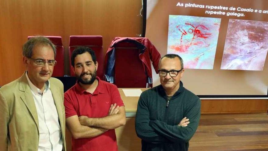 Los arqueólogos Felipe Criado, Fran Alonso y Manuel Santos, ayer en Santiago de Compostela. // Xoán Álvarez