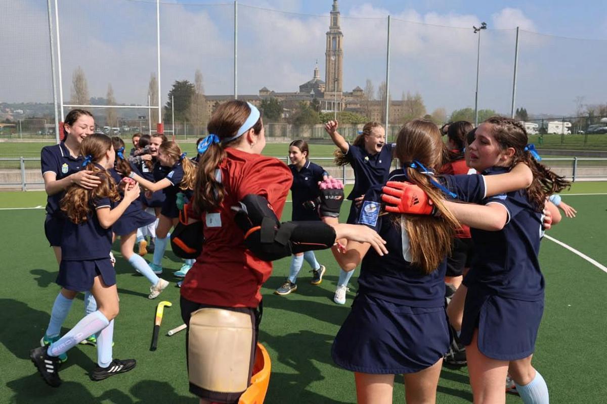 La selección sub-14 celebrando la victoria en La Laboral