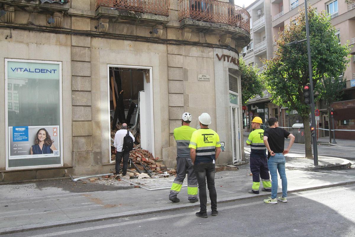 Derrumbe del forjado del primer piso sobre la clínica dental. Operarios retirarán los escombros.