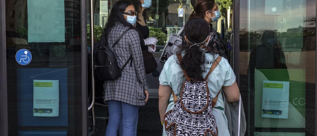 En el transporte público, donde seguirá siendo obligatoria, quizá la mascarilla haya llegado para quedarse.