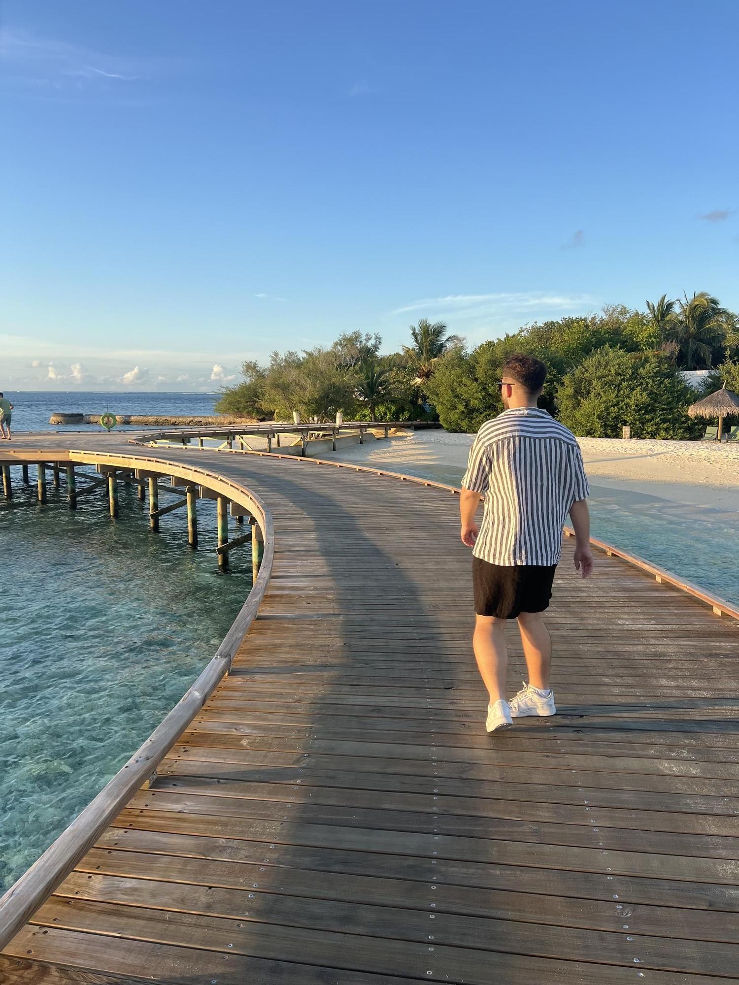Pasarela sobre el mar en el OBLU Nature Helengeli by Sentido.