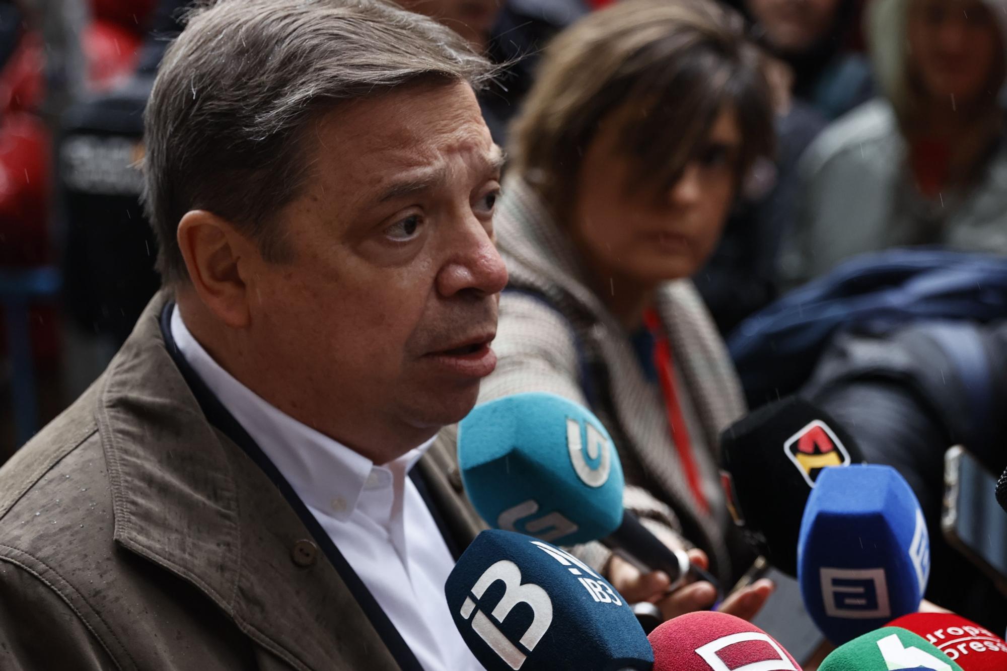 Dirigentes socialistas trasladan su apoyo a Sánchez a su llegada a Ferraz