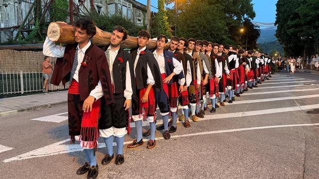 Los mozos del bando portando a hombros el eucalipto que después ardió en la hoguera.