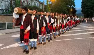 Un Llanes abarrotado "baila" la hoguera de La Magdalena