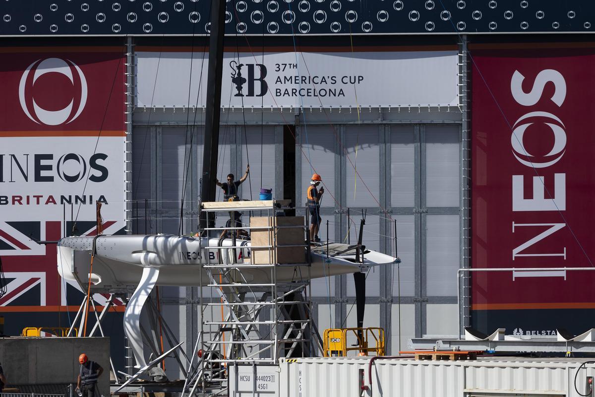 Varios miembros del equipo Ineos Britannia de la Copa América de vela trabajan en el AC40 con el que entrenan en Barcelona desde el 24 de julio, en su base del Port Vell.