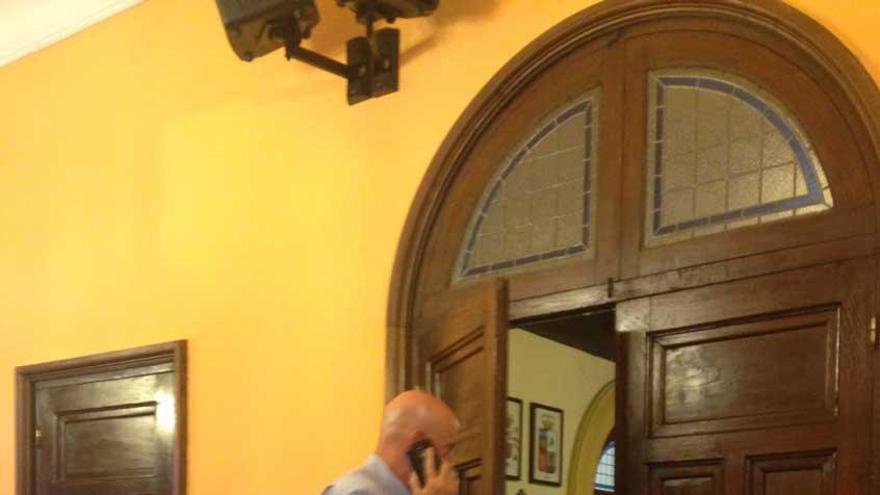El concejal José Manuel Arbesú, ayer, abandonando el Pleno.