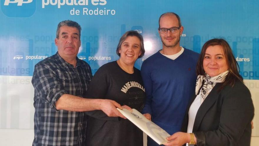 Cati Somoza (derecha), junto a otros miembros del PP.