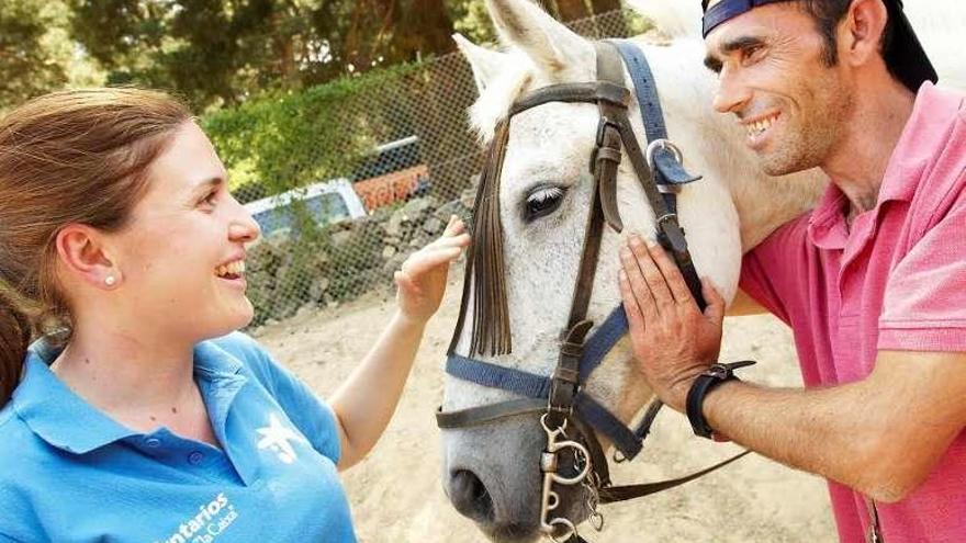 Una voluntaria de &quot;la Caixa&quot; colaborando en una actividad. // La Caixa