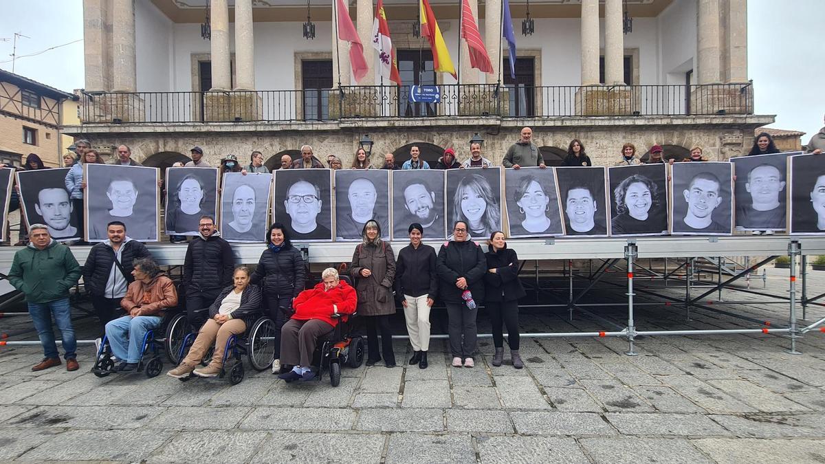 Los participantes en la actividad artística posan en la plaza Mayor de Toro.