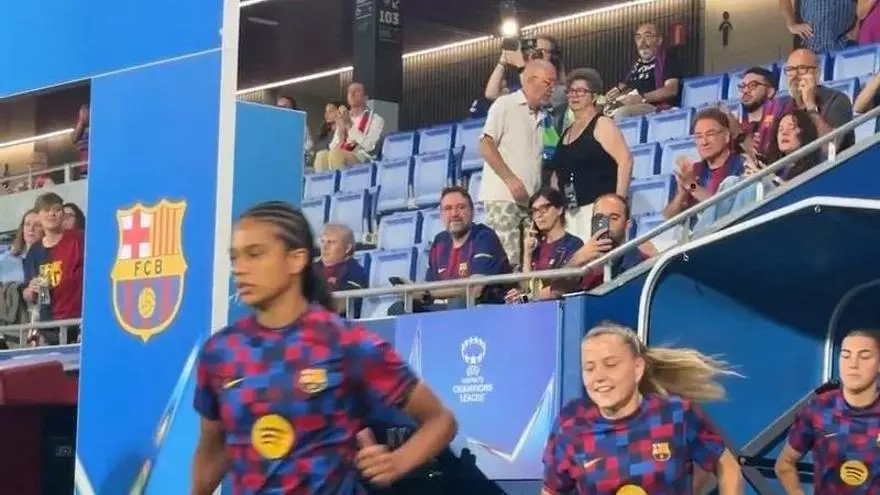 El Barça femenino sale a calentar antes del partido contra el Paris FC