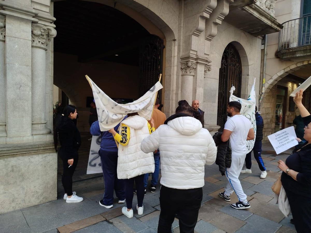 Les imatges de la protesta dels veïns de la Font de la Polvora davant l'oficina d'Endesa