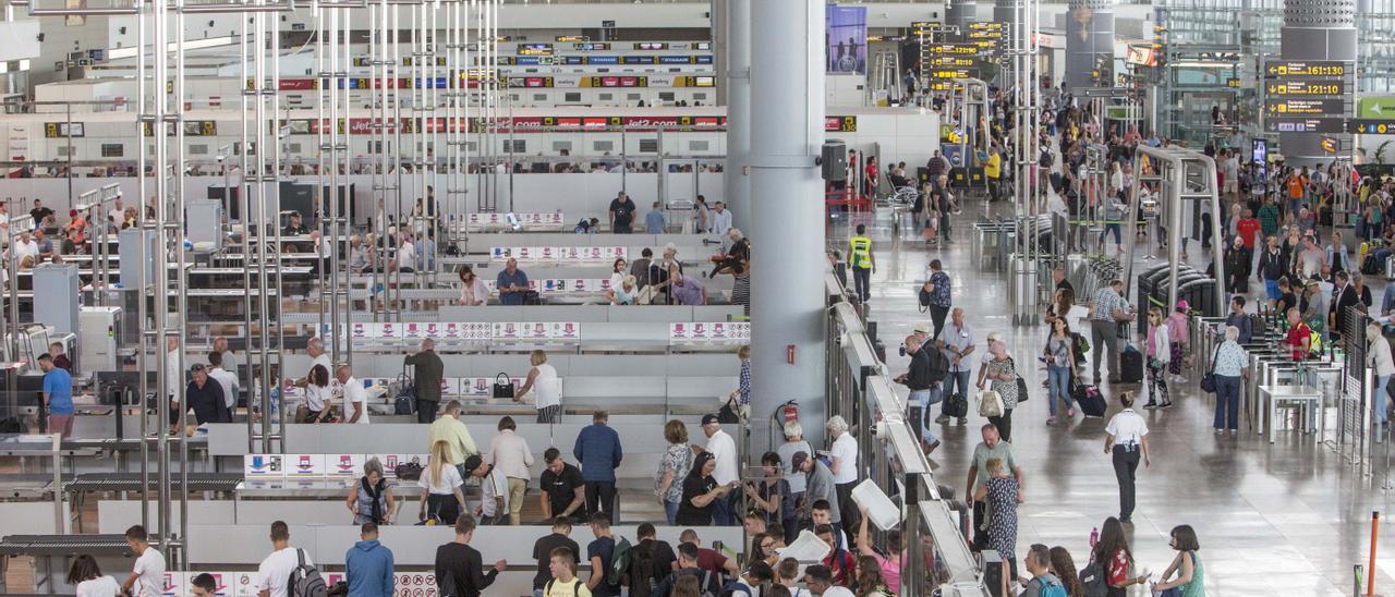 El aeropuerto rebasó hace 22 años la barrera de pasajeros a partir de la cual la CE recomienda su conexión ferroviaria