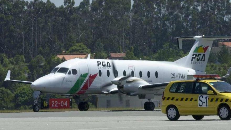 Un avión de Portugalia -filial de TAP- en Alvedro, donde operó hasta 2014 con ayudas. // Carlos Pardellas