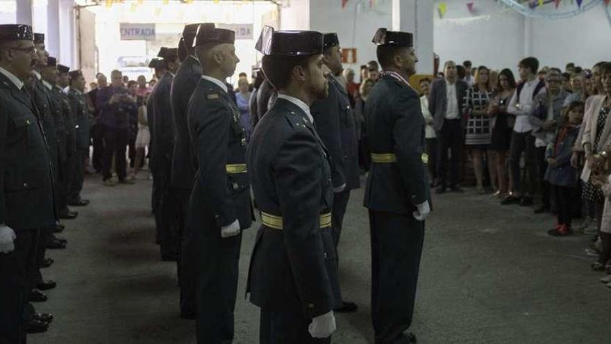 Agentes de la Guardia Civil con un teniente al mando formados ayer en la Sala Lagares durante la celebración del día de la patrona del Instituto Armado.