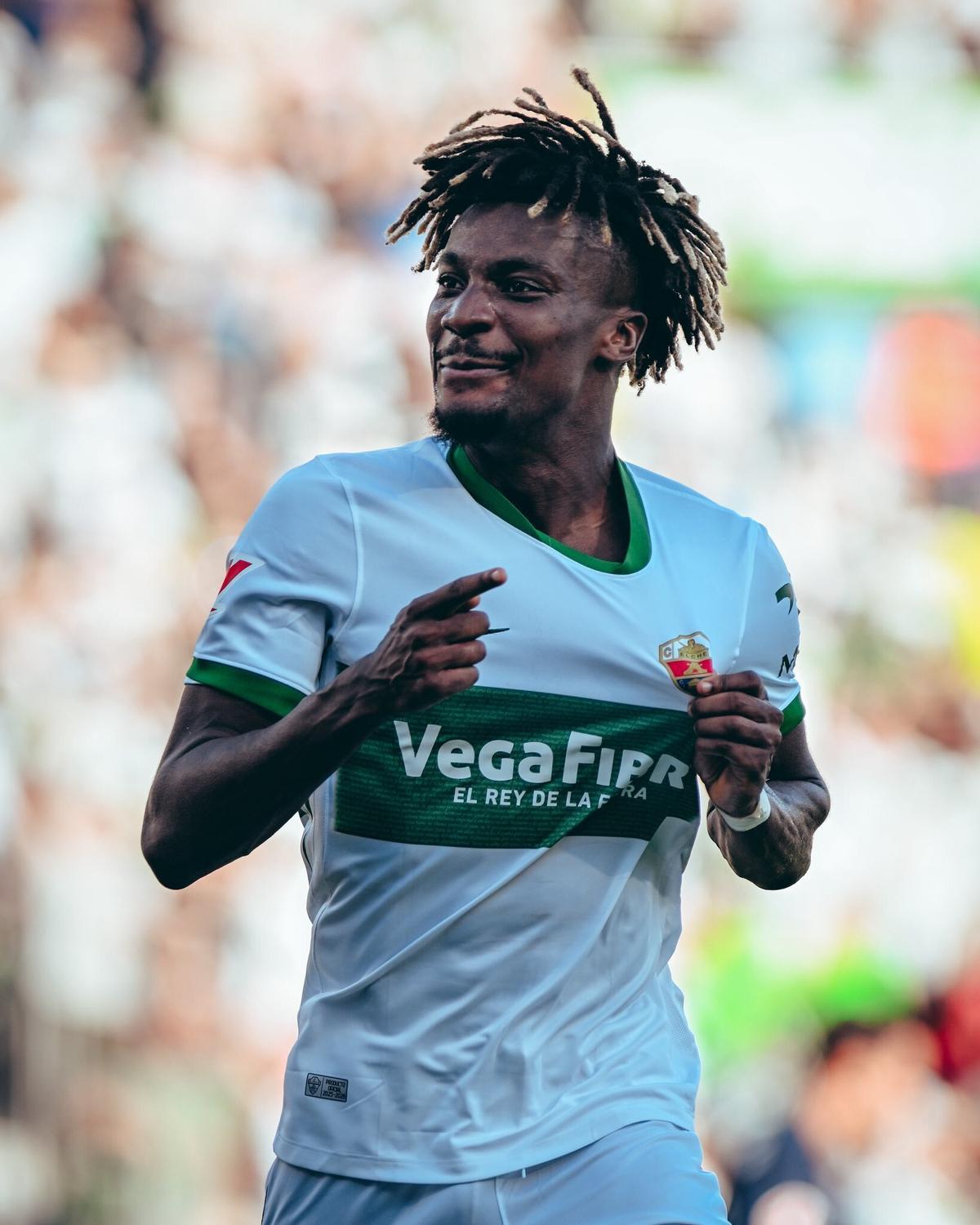 John Chetauya se señala el escudo del Elche y celebra su gol frente al Celta.