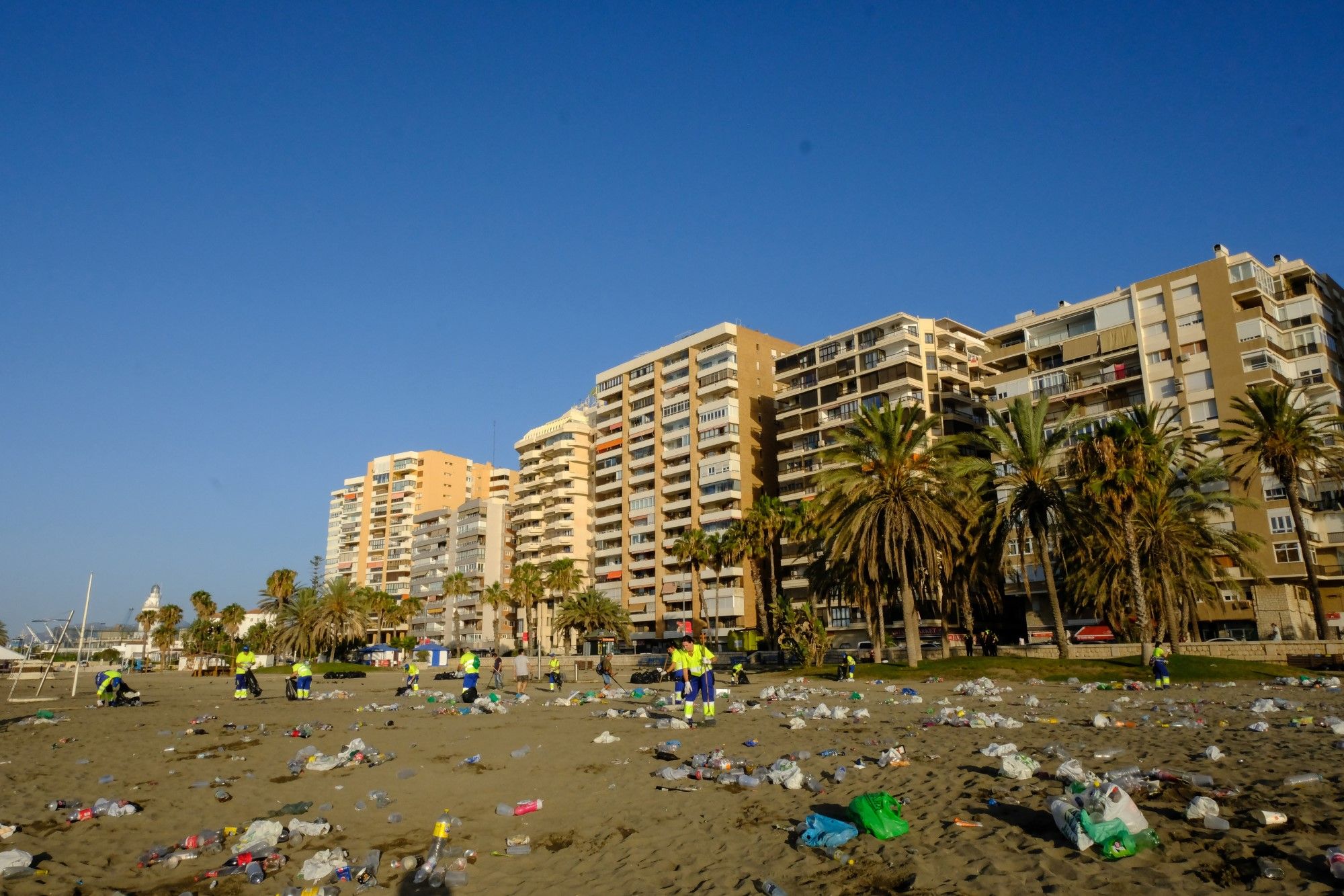 Toneladas de basura se acumulan en la playa tras celebrar la Noche de San Juan