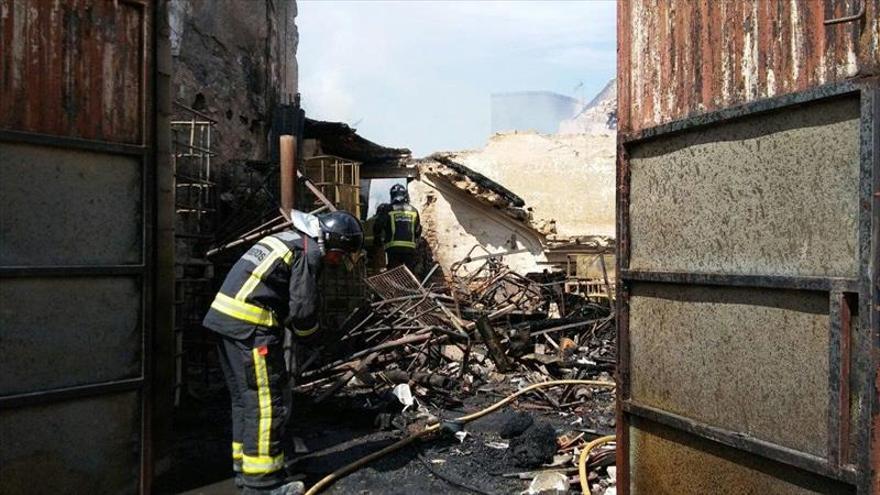 Un incendio en el casco urbano calcina tres viviendas y un almacén