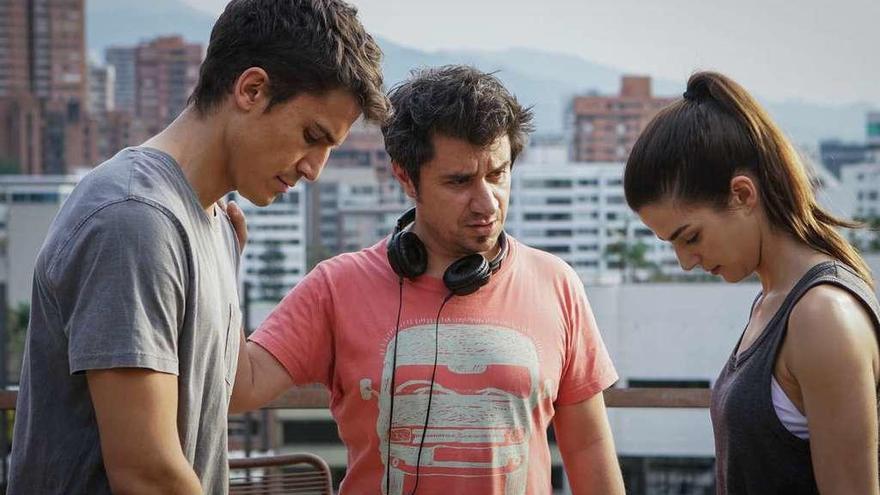 Hatem Khraiche conversa con Álex González y Clara Lago durante el rodaje.