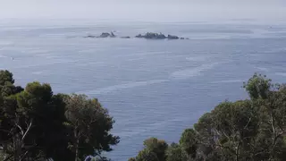 Remolquen fins a Palamós una llanxa a la deriva sense combustible amb nou persones a bord