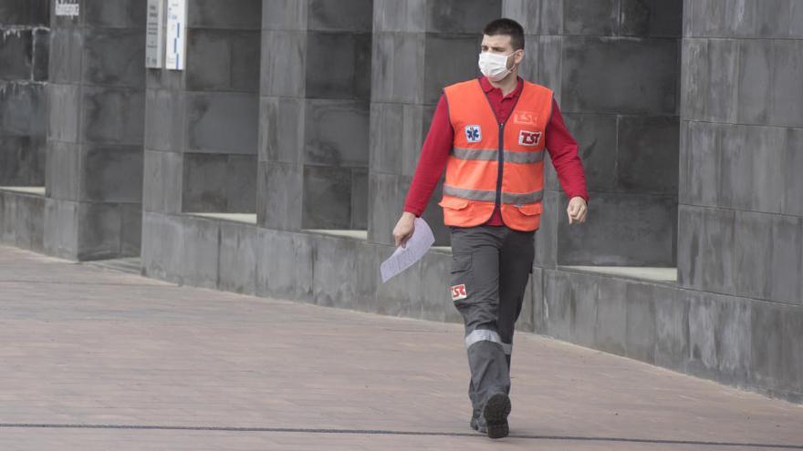 Un sanitari surt de l&#039;Hospital Sant Joan de Déu de Manresa