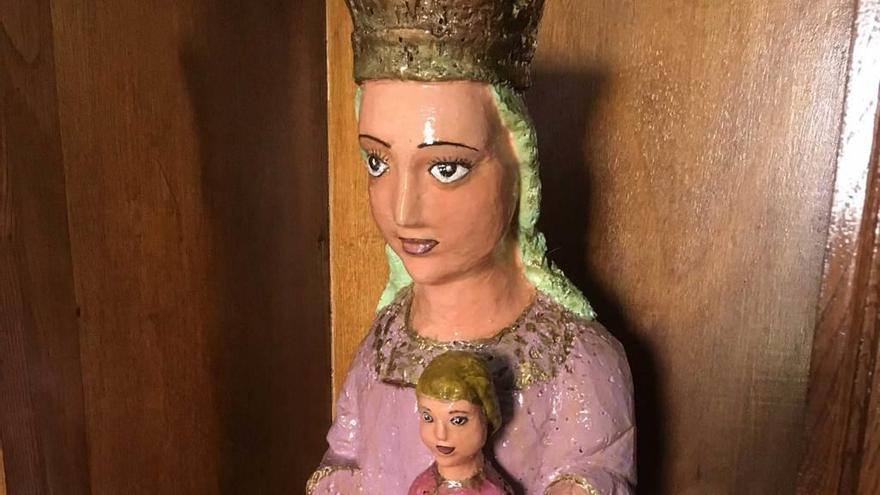 Las tallas de San Pedro y de la Virgen con el niño, ayer.