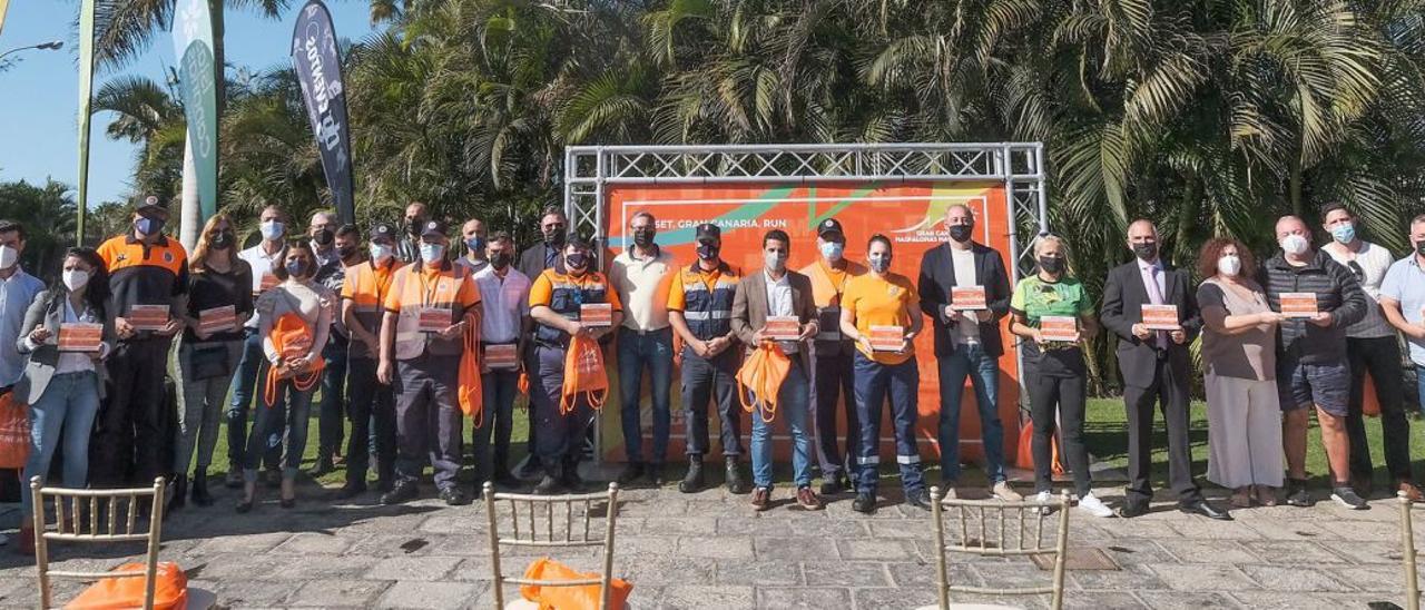 Los organizadores del Gran Canaria-Maspalomas Maratón con los patrocinadores, colaboradores y voluntarios en un acto de agradecimiento, ayer, tras la primera edición en San Bartolomé de Tirajana. | | LP/DLP