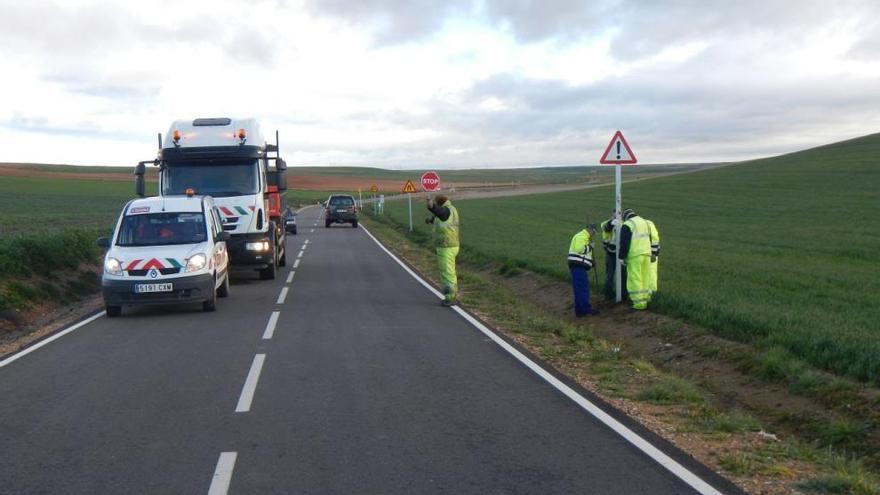 La Diputación ejecuta obras de reparación en la carretera de Cubillos a Moreruela de los Infanzones.