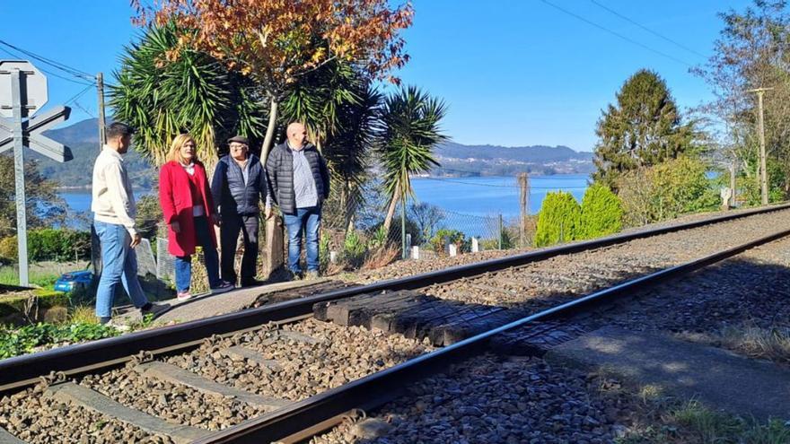 Visita de la alcaldesa de Redondela al paso a nivel de Cesantes. |  D.P.