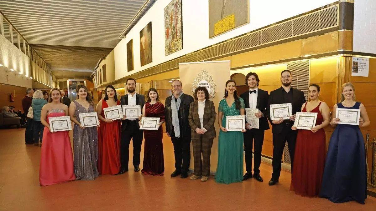 Protagonistas y voces premiadas del concurso de canto Compostela Lírica 2024. La alcaldesa, séptima por la izquierda, y Jesús Couceiro, sexto en ese mismo sentido.