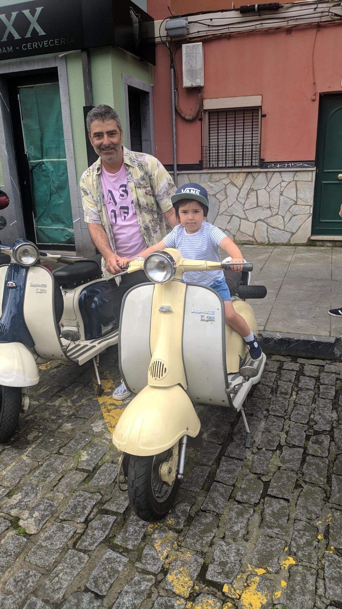 Vespas y Lambretas colorean Gijón