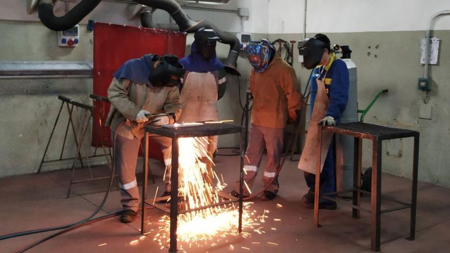 Estudiantes de un módulo de FP de soldadura.  // L. O.