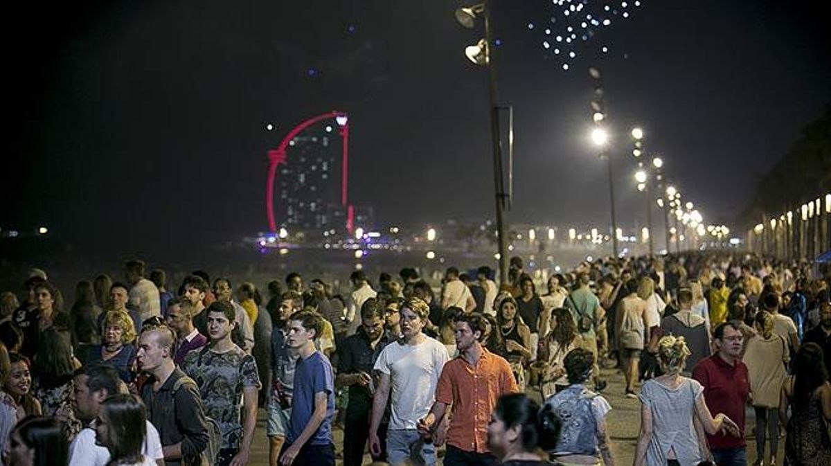 Verbena de Sant Joan tranquila en las playas de Barcelona.