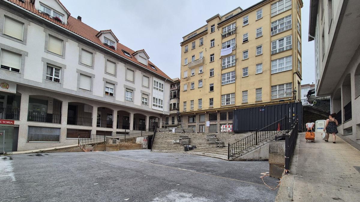Los trabajos en la plaza de Dona Águeda, en Betanzos, llevan semanas paralizados.