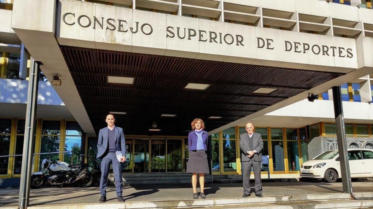 El presidente de la RFEF, Luis Rubiales, la del CSD, Irene Lozano, y el de LaLiga, Javier Tebas, delante de la sede del Consejo Superior de Deportes Irene Lozano, y el de LaLiga, Javier Tebas, delante de la sede del Consejo Superior de Deportes