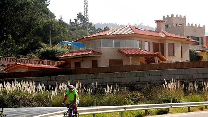 La casa de Oia propiedad de la orden dirigida por Rosendo, y que cuenta con piscina y spa. // J. Lores