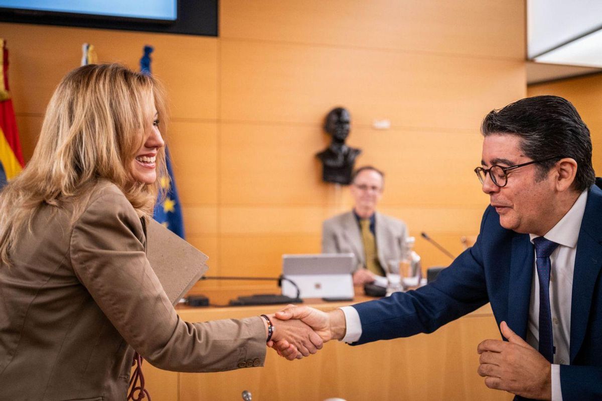 President Rosa Davila and the leader of the opposition, the socialist Pedro Martín, during yesterday's plenary session.  |  |  ANDRES GUTIÉRREZ