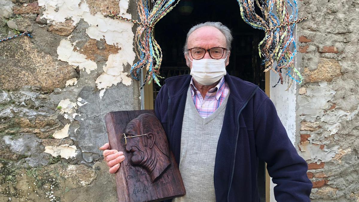 Cándido a las puertas de su taller.