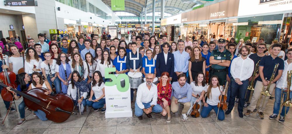 Sesenta músicos escondidos por la terminal han interpretado una pieza para celebrar el cincuenta aniversario de El Altet.