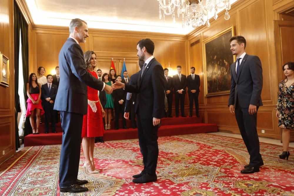 Los Reyes reciben a los mejores estudiantes de la Universidad de Oviedo.